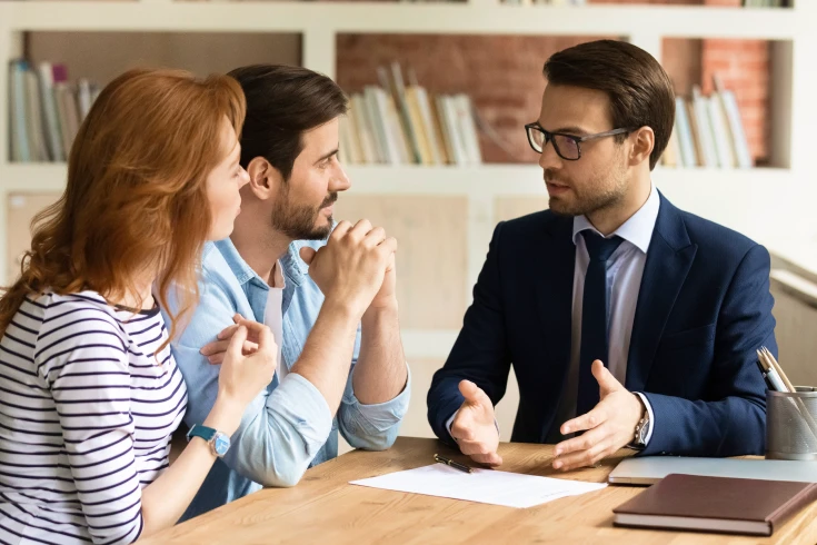 Couple consulting a home loan expert on the difference between a redraw and offset
